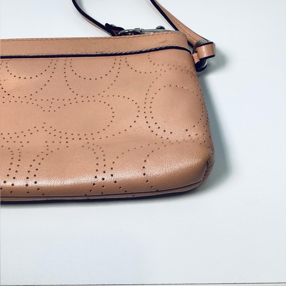 🐳 Coach Peach Perforated Wristlet - Picture 7 of 14